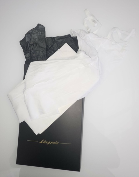 Bodystocking nylonowy biały – efekt drugiej skóry otwarty krok